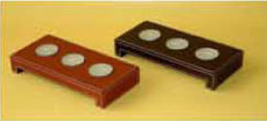 TRIPLE TEALIGHT HOLDER WITH LEGS